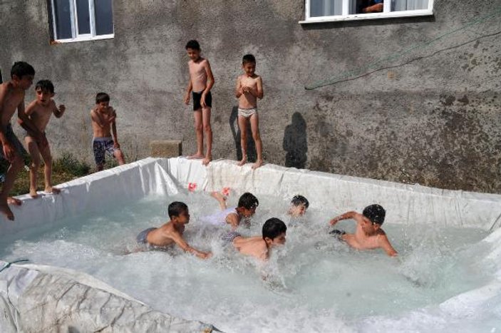 Yüksekovalı çocuklar kendi havuzlarını kendileri yaptı