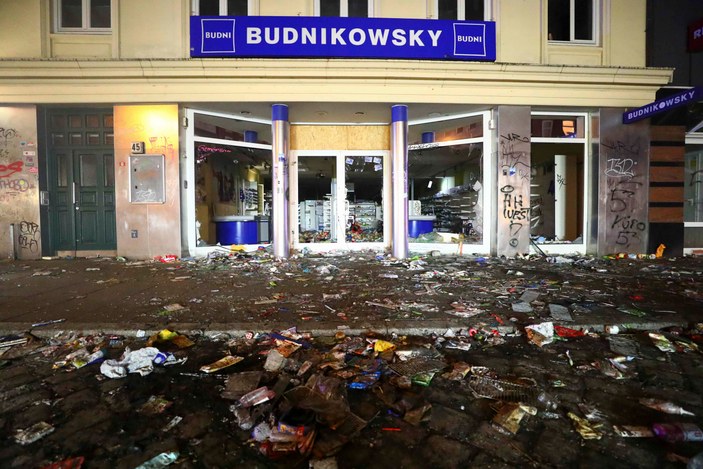 Hamburg'da marketler yağmalanıyor