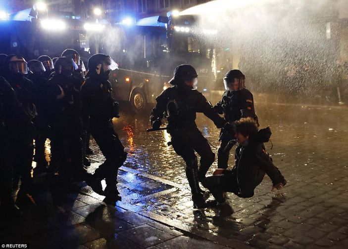 Merkel, Hamburg olaylarını görmezden geliyor