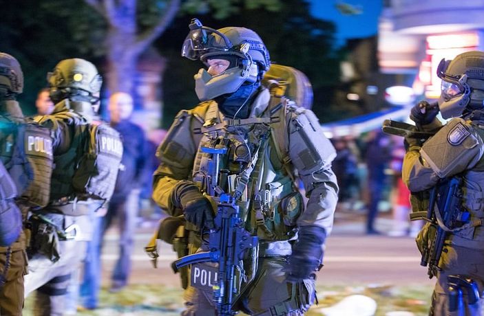 Merkel, Hamburg olaylarını görmezden geliyor