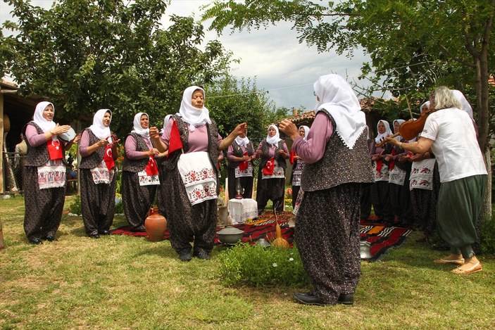 Köylü kadınların türkü aşkı koro kurdurdu