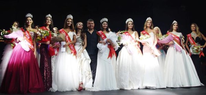 Kazak güzel Kemer'de kraliçe seçildi