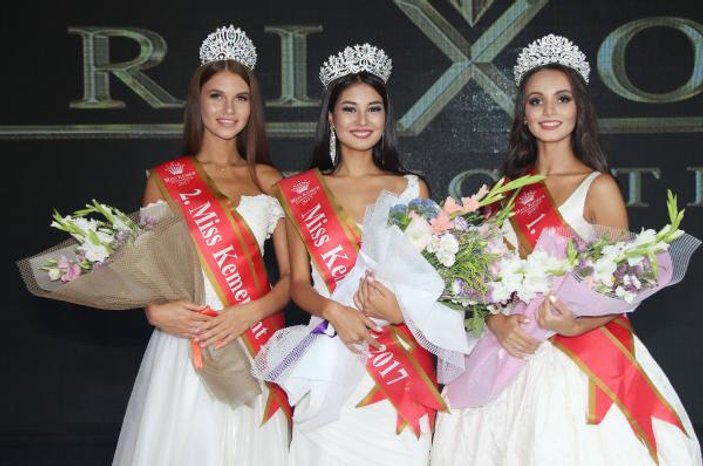 Kazak güzel Kemer'de kraliçe seçildi
