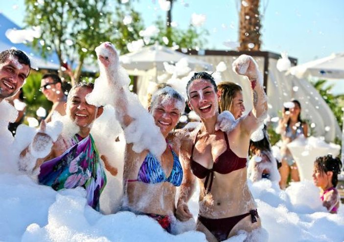 Antalya'da tatilciler köpük partisiyle serinledi