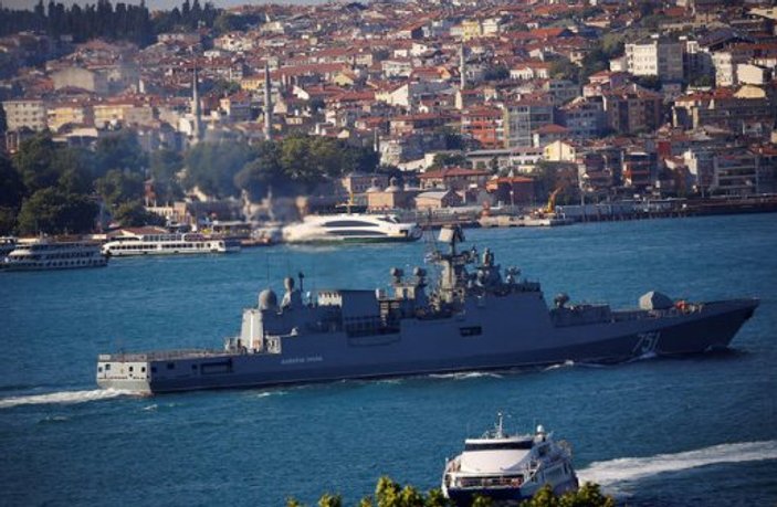 Rus donanması İstanbul Boğazı'ndan geçti
