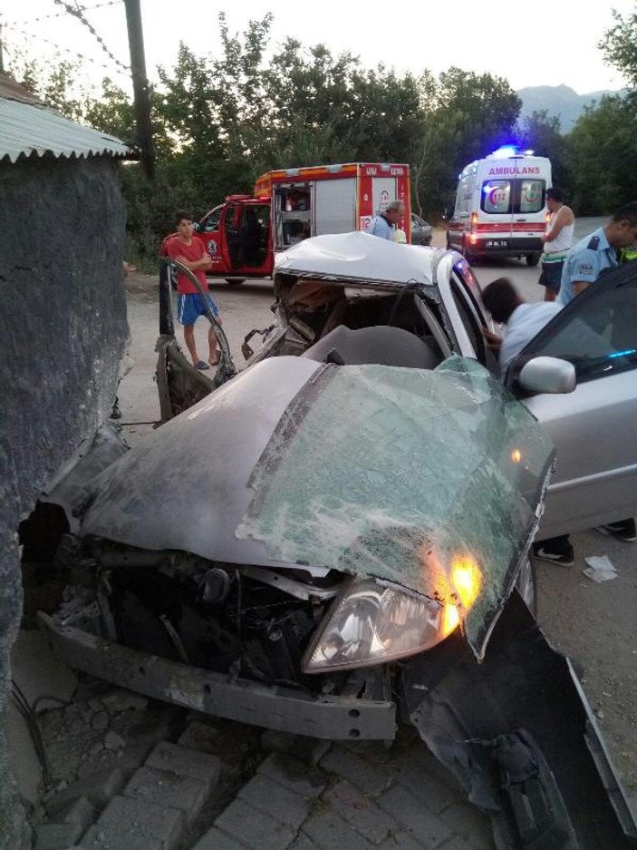 Denizli'de otomobil mezarlık duvarına çarptı: 1 ölü