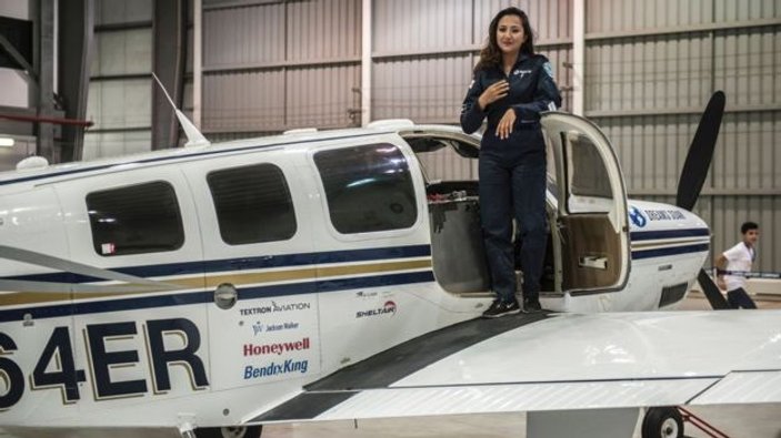 Afgan kadın pilot dünya turu atıyor