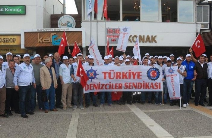 İzmir'de grev nedeniyle vapur ve feribot seferleri yapılamıyor