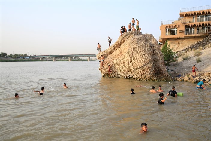 Sıcaktan bunalan Iraklılar Dicle Nehri'nde serinliyor