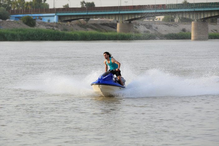 Sıcaktan bunalan Iraklılar Dicle Nehri'nde serinliyor