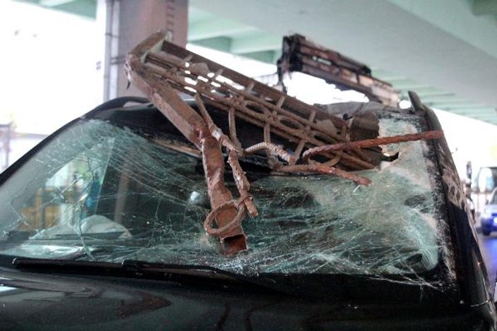 Şişli'de bariyer minibüsün camına girdi
