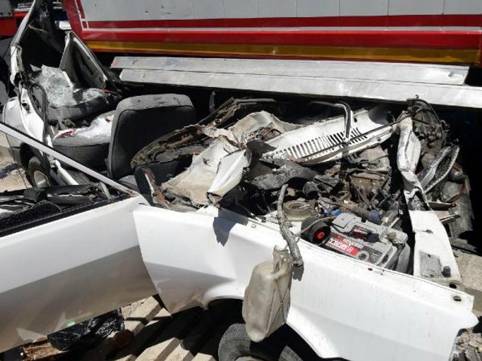 Park halindeki kamyona çarpan otomobilin sürücüsü öldü