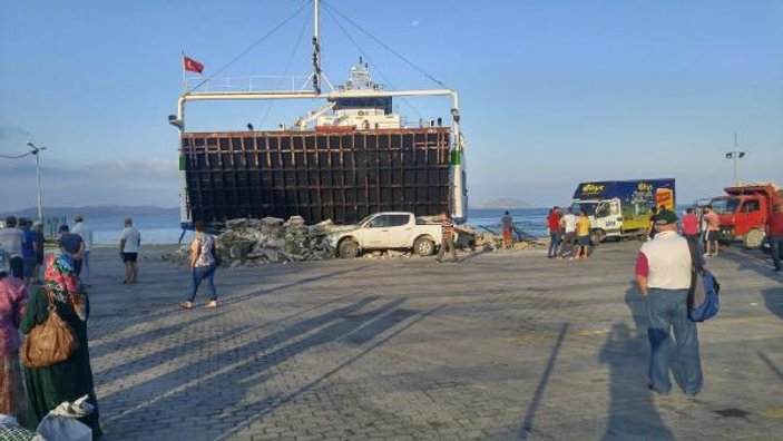 'Çanakkale' feribotu, Marmara Adası'nda iskeleye çarptı