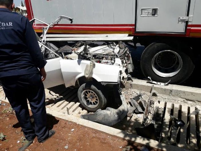 Park halindeki kamyona çarpan otomobilin sürücüsü öldü