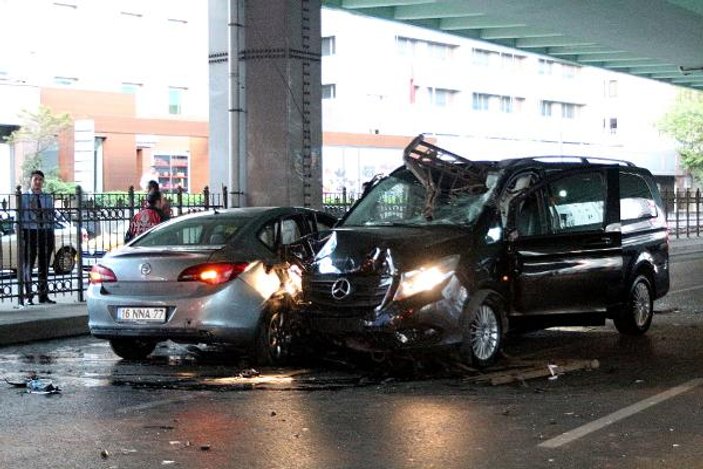 Şişli'de bariyer minibüsün camına girdi