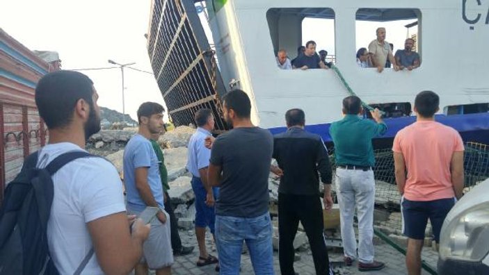 'Çanakkale' feribotu, Marmara Adası'nda iskeleye çarptı