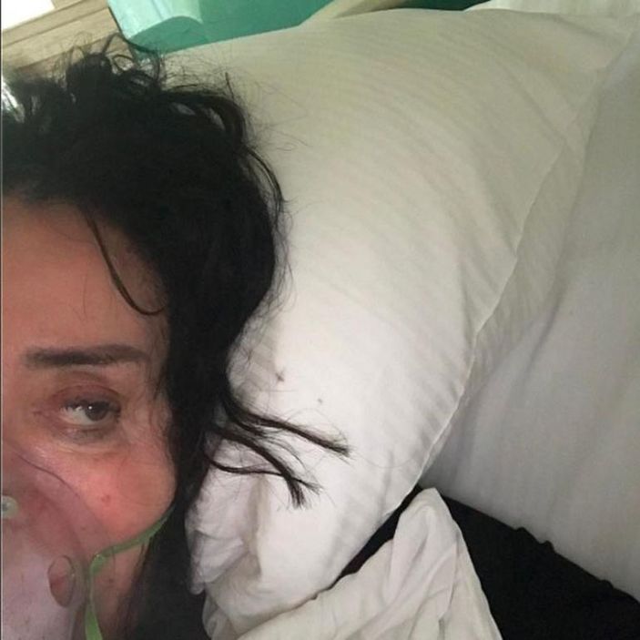 Nur Yerlitaş hastaneden fotoğraf paylaştı