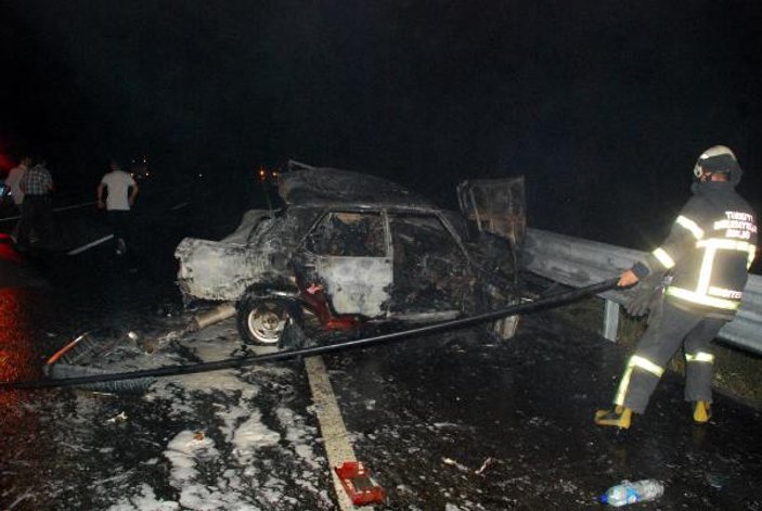 Kastamonu'da kaza yapan araç alev aldı: 2 yaralı