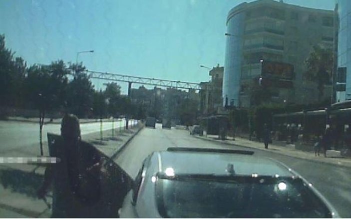 İzmir'de yol isteyen ambulans şoförüne tepki gösterildi