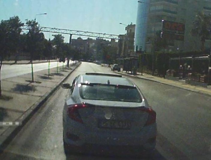 İzmir'de yol isteyen ambulans şoförüne tepki gösterildi