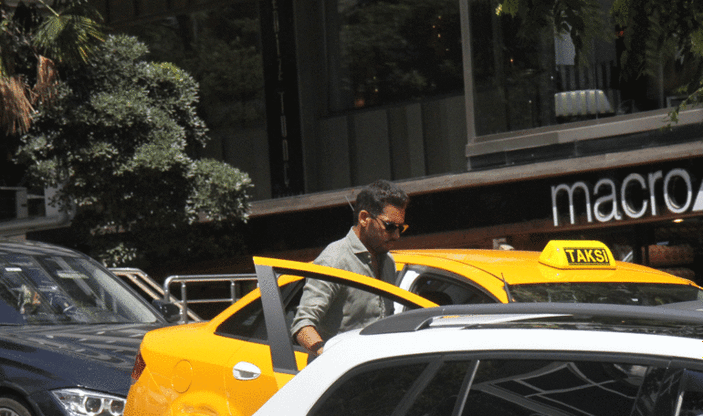 Rüzgar Çetin taksi kullanıyor