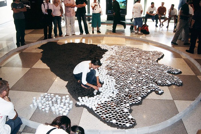 Srebrenitsa Katliamı'nın kurbanları kahveyle anılıyor