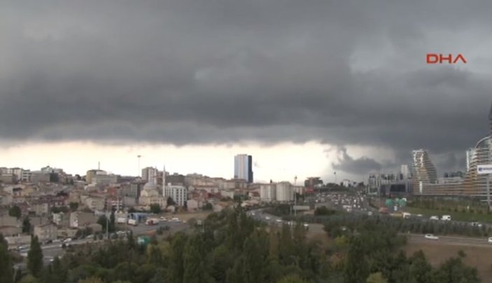 İstanbul'a gelen yağmur bulutları havayı kararttı