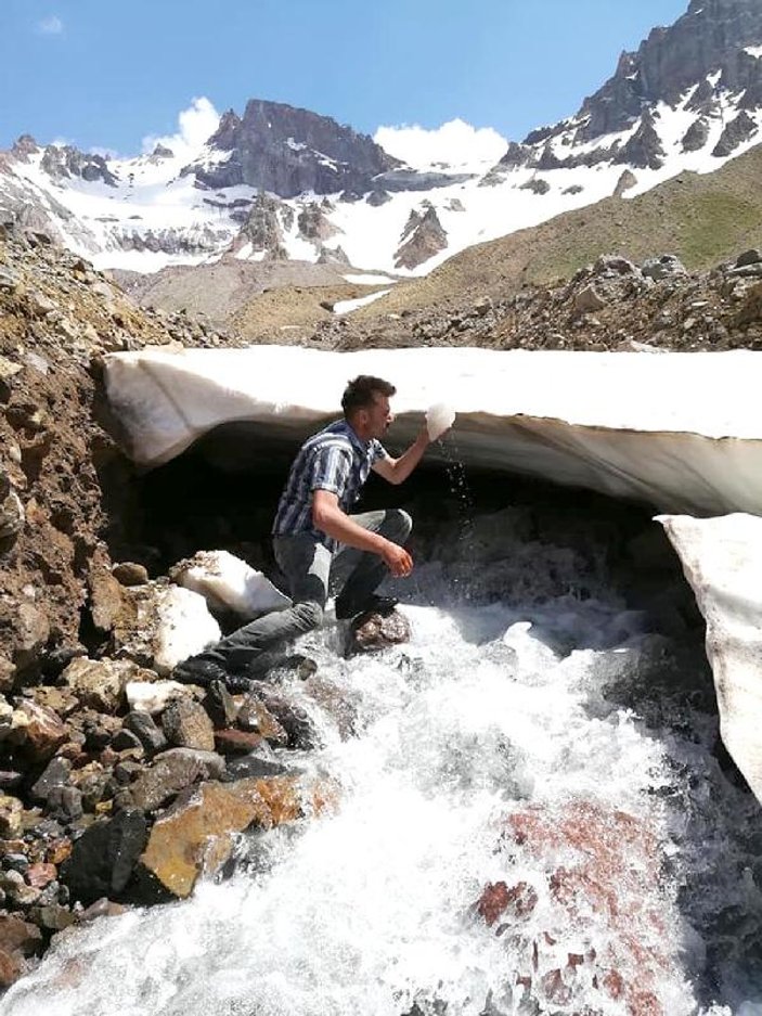 Erciyes'te yaz ortasında kesme karla serinlediler