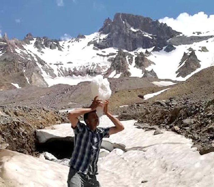 Erciyes'te yaz ortasında kesme karla serinlediler