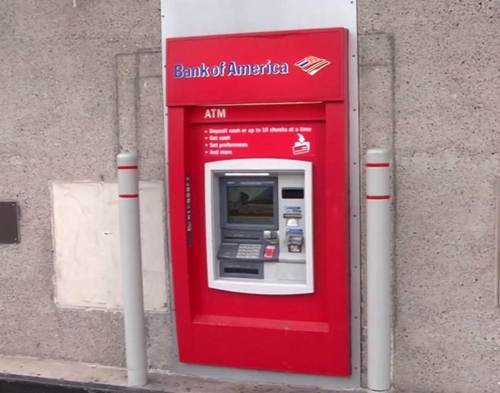 ATM'ye para koyan görevli içinde mahsur kaldı