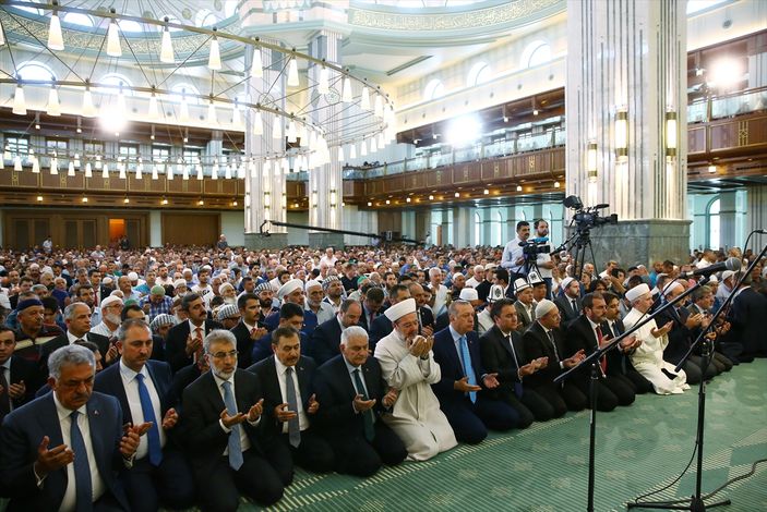 Cuma namazında şehitler için dua edildi