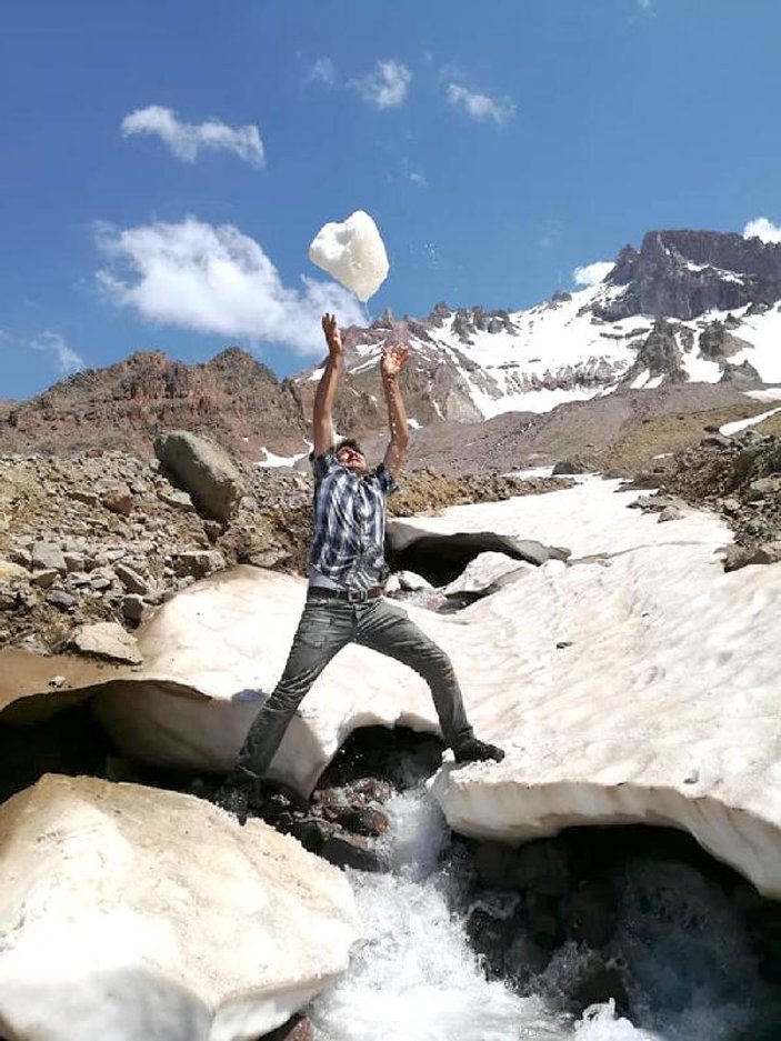 Erciyes'te yaz ortasında kesme karla serinlediler