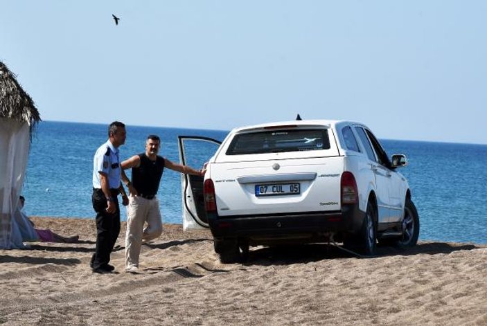 Antalyalı sürücü, cipiyle girdiği plajdan çıkamadı