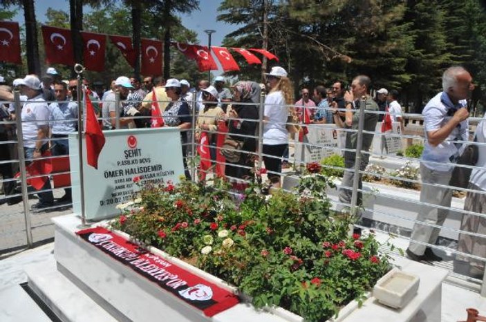 Şehit Ömer Halisdemir'in mezarına ziyaretçi akını