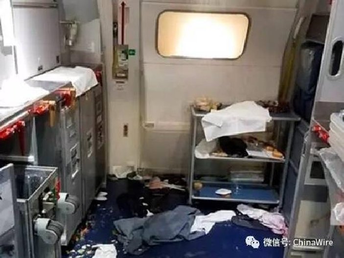 Amerikalı yolcu Pekin uçağında kaos yarattı