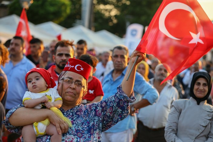 İzmirliler Konak Meydanı'na akın etti