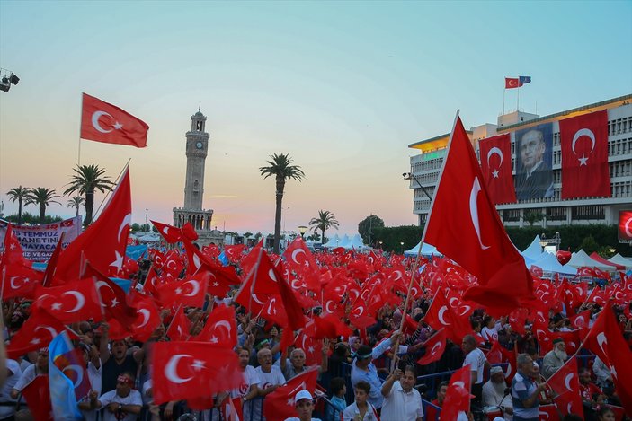 İzmirliler Konak Meydanı'na akın etti