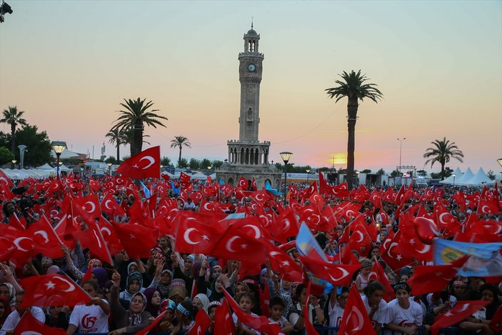 İzmirliler Konak Meydanı'na akın etti