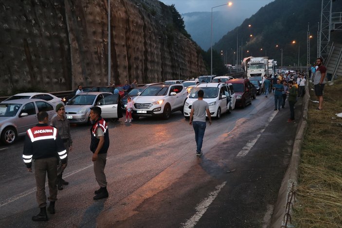 Bolu Dağı geçişinde tır devrildi