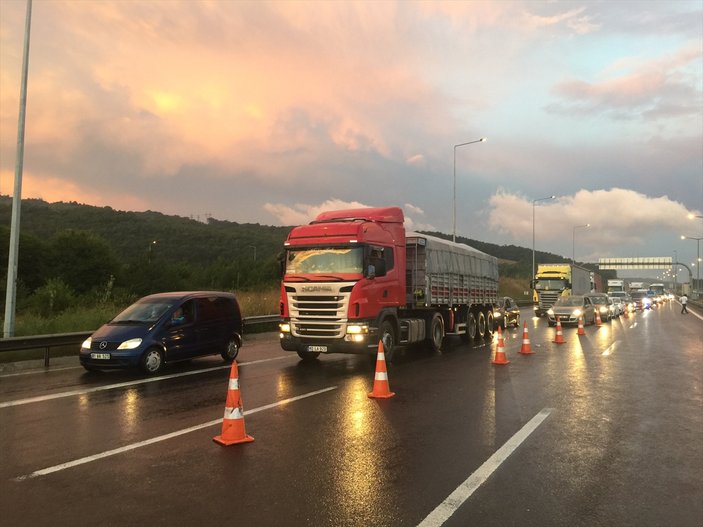 Bolu Dağı geçişinde tır devrildi