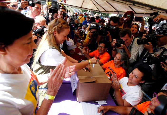 Venezuela'da sembolik halk oylaması yapıldı
