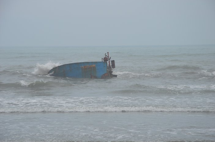Karaya oturan gemi dalgalar nedeniyle parçalandı