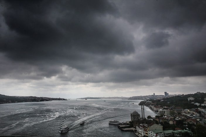 İstanbul'da gökyüzünü kara bulutlar kapladı