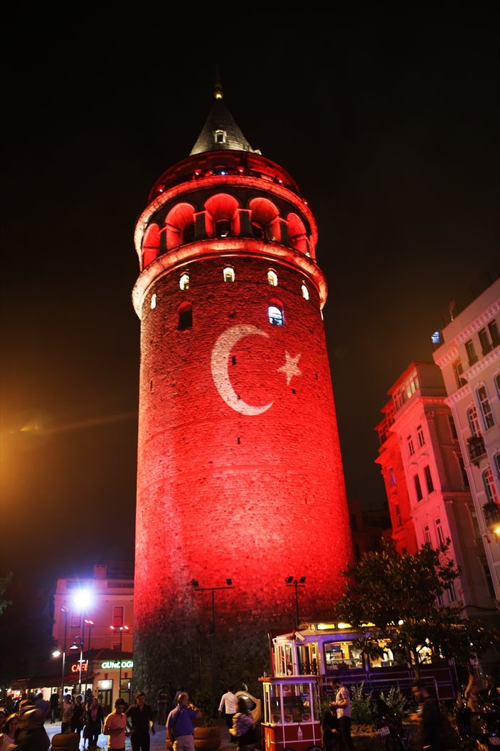 Galata Kulesi, kırmızı beyaza büründü
