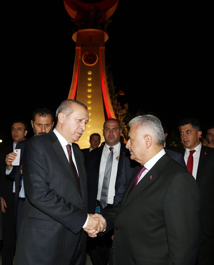 Erdoğan ve Yıldırım Şehitler Abidesi'nin ziyaret etti
