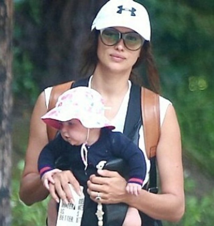 Irina Shayk bebeğinin yüzünü gösterdi