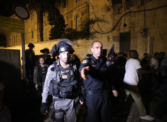 İsrail polisi Mescid-i Aksa hatibi Şeyh Sabri'yi yaraladı
