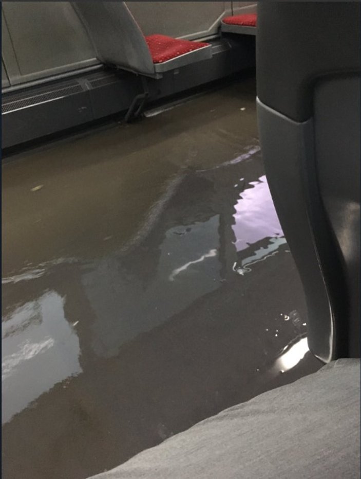 İstanbul'da metrobüsleri su bastı