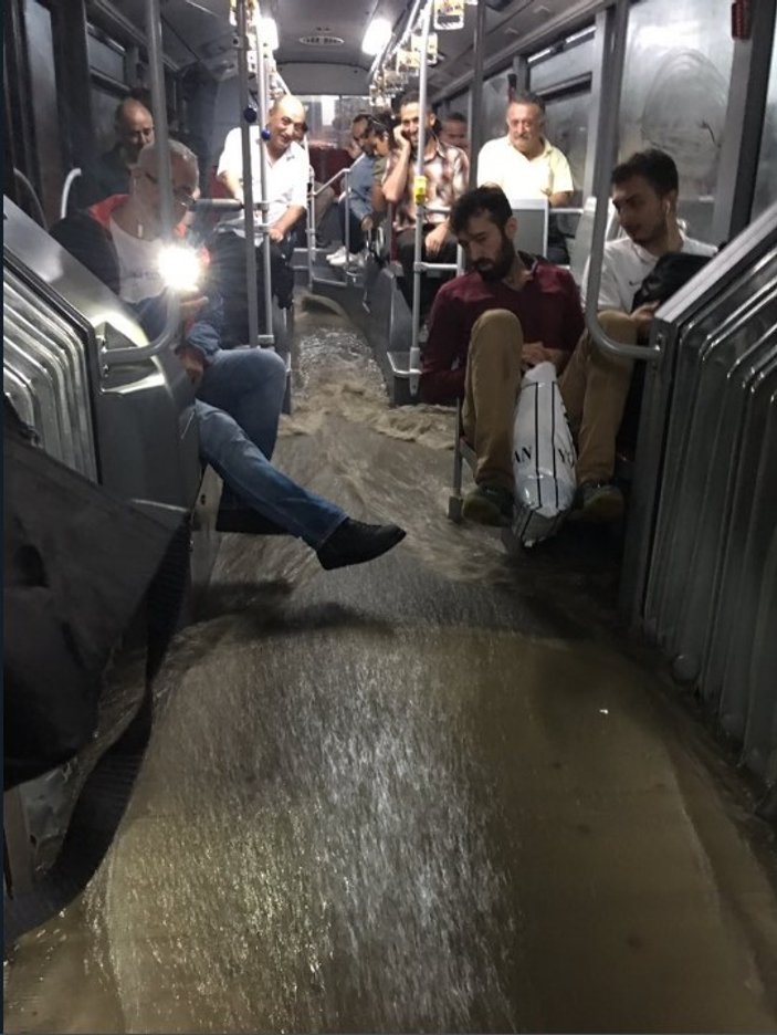 İstanbul'da metrobüsleri su bastı