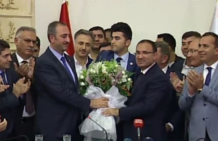 Bekir Bozdağ görevini Gül'e devretti